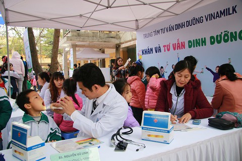 Vinamilk trao 70.500 ly sữa cho trẻ em Hưng Yên - Ảnh 3. Vinamilk trao 70.500 ly sữa cho trẻ em Hưng Yên - Ảnh 3.