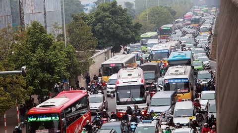 Hà Nội nườm nượp người dân ra bến xe về quê - Ảnh 6. Hà Nội nườm nượp người dân ra bến xe về quê - Ảnh 6.