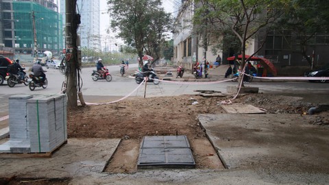 Vỉa hè Hà Nội ngổn ngang gạch đá chờ thanh tra - Ảnh 5. Vỉa hè Hà Nội ngổn ngang gạch đá chờ thanh tra - Ảnh 5.