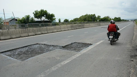 Đang bảo trì, quốc lộ 1 qua Bình Thuận đã dặm vá tan nát - Ảnh 4. Đang bảo trì, quốc lộ 1 qua Bình Thuận đã dặm vá tan nát - Ảnh 4.