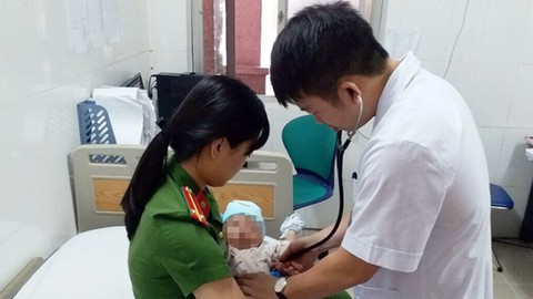 Tiếp nhận bé trai 4 tháng tuổi bị bán sang Trung Quốc - Ảnh 2. Tiếp nhận bé trai 4 tháng tuổi bị bán sang Trung Quốc - Ảnh 2.