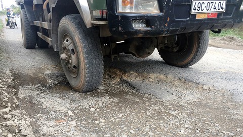 Đường đèo Mimosa xuống cấp nặng, đi một lần muốn rụng tim - Ảnh 5. Đường đèo Mimosa xuống cấp nặng, đi một lần muốn rụng tim - Ảnh 5.