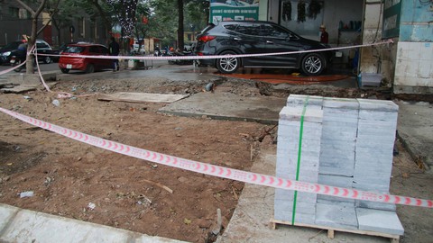 Vỉa hè Hà Nội ngổn ngang gạch đá chờ thanh tra - Ảnh 1. Vỉa hè Hà Nội ngổn ngang gạch đá chờ thanh tra - Ảnh 1.