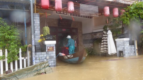 Lũ lên nhanh, phố cổ Hội An bị chia cắt - Ảnh 4. Lũ lên nhanh, phố cổ Hội An bị chia cắt - Ảnh 4.