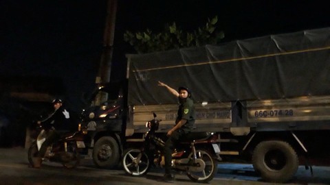 Cận cảnh nhóm dân phòng ngang nhiên… làm luật - Ảnh 6.