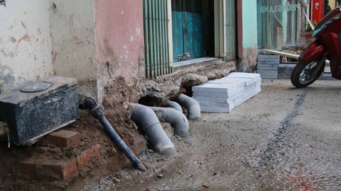 Vỉa hè Hà Nội ngổn ngang gạch đá chờ thanh tra - Ảnh 4. Vỉa hè Hà Nội ngổn ngang gạch đá chờ thanh tra - Ảnh 4.
