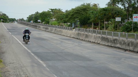 Đang bảo trì, quốc lộ 1 qua Bình Thuận đã dặm vá tan nát - Ảnh 5. Đang bảo trì, quốc lộ 1 qua Bình Thuận đã dặm vá tan nát - Ảnh 5.