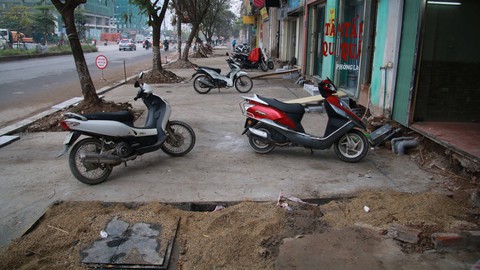 Vỉa hè Hà Nội ngổn ngang gạch đá chờ thanh tra - Ảnh 3. Vỉa hè Hà Nội ngổn ngang gạch đá chờ thanh tra - Ảnh 3.