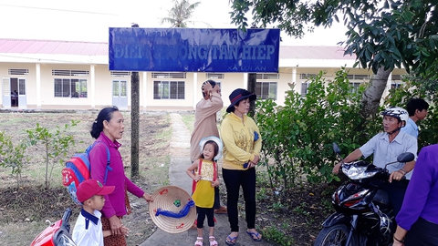 Người dân đòi lại đất hiến xây trường, học sinh bơ vơ - Ảnh 1. Người dân đòi lại đất hiến xây trường, học sinh bơ vơ - Ảnh 1.