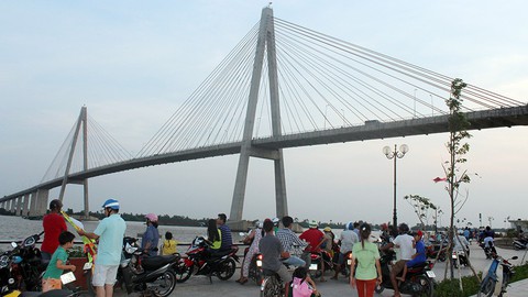 Người đàn ông 40 tuổi nhảy cầu Rạch Miễu mất tích - Ảnh 1. Người đàn ông 40 tuổi nhảy cầu Rạch Miễu mất tích - Ảnh 1.