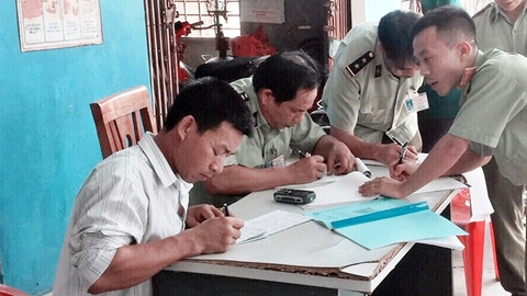 Thêm một cây xăng bị phạt vì chặt chém người dân vùng lũ - Ảnh 1. Thêm một cây xăng bị phạt vì chặt chém người dân vùng lũ - Ảnh 1.