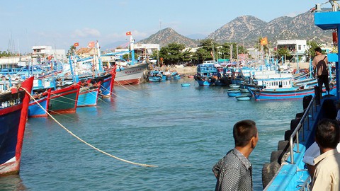 Thi thể nam thanh niên bị cột đá dìm dưới cảng cá - Ảnh 1. Thi thể nam thanh niên bị cột đá dìm dưới cảng cá - Ảnh 1.