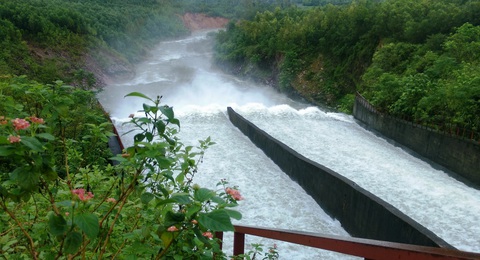 Hồ Kẻ Gỗ bắt đầu xả lũ, nhiều xã ở Hà Tĩnh vẫn bị cô lập - Ảnh 2. Hồ Kẻ Gỗ bắt đầu xả lũ, nhiều xã ở Hà Tĩnh vẫn bị cô lập - Ảnh 2.