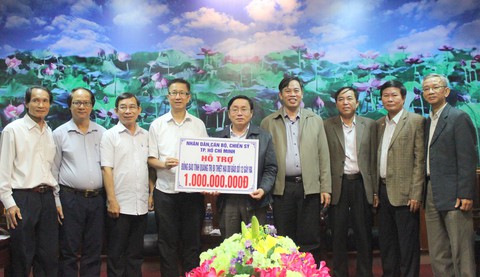 TP.HCM hỗ trợ bà con bị thiệt hại do bão lũ ở Huế, Quảng Trị - Ảnh 1. TP.HCM hỗ trợ bà con bị thiệt hại do bão lũ ở Huế, Quảng Trị - Ảnh 1.