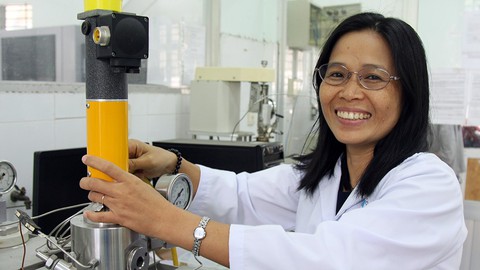 Nữ tiến sĩ luôn làm điều bất ngờ - Ảnh 1. Nữ tiến sĩ luôn làm điều bất ngờ - Ảnh 1.