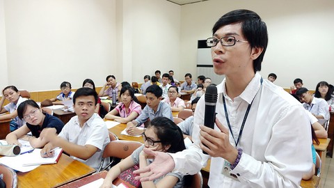 Sinh viên vô hội đồng trường: Chẳng giải quyết được gì? - Ảnh 1. Sinh viên vô hội đồng trường: Chẳng giải quyết được gì? - Ảnh 1.