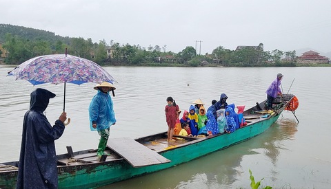 Cầu treo hỏng, học sinh đến trường bằng đò ngang - Ảnh 1. Cầu treo hỏng, học sinh đến trường bằng đò ngang - Ảnh 1.
