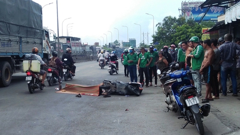 Dân truy đuổi xe container tông chết tài xế Grabbike - Ảnh 1. Dân truy đuổi xe container tông chết tài xế Grabbike - Ảnh 1.