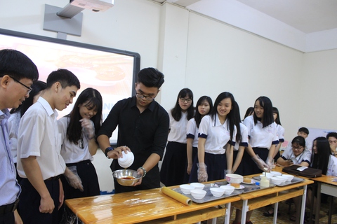 Học hóa bằng diễn kịch, giờ học vui tưng bừng - Ảnh 1. Học hóa bằng diễn kịch, giờ học vui tưng bừng - Ảnh 1.