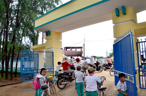 Thầy trò khổ vì khói bụi lò gạch thủ công - Ảnh 1. Thầy trò khổ vì khói bụi lò gạch thủ công - Ảnh 1.