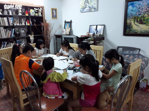 Cô bé lớp 6 vẽ hoa, hiến tóc cho bệnh nhân ung thư - Ảnh 2. Cô bé lớp 6 vẽ hoa, hiến tóc cho bệnh nhân ung thư - Ảnh 2.