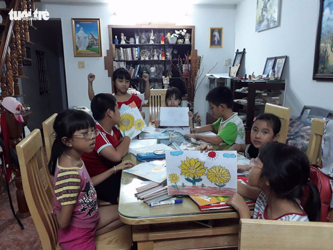 Cô bé lớp 6 vẽ hoa, hiến tóc cho bệnh nhân ung thư - Ảnh 3. Cô bé lớp 6 vẽ hoa, hiến tóc cho bệnh nhân ung thư - Ảnh 3.