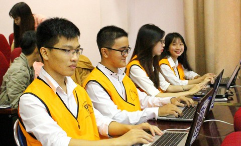 Sàn giao dịch chứng khoán ảo cho sinh viên - Ảnh 1. Sàn giao dịch chứng khoán ảo cho sinh viên - Ảnh 1.