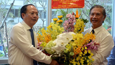 Lãnh đạo TP.HCM thăm các nhà giáo lão thành - Ảnh 1. Lãnh đạo TP.HCM thăm các nhà giáo lão thành - Ảnh 1.