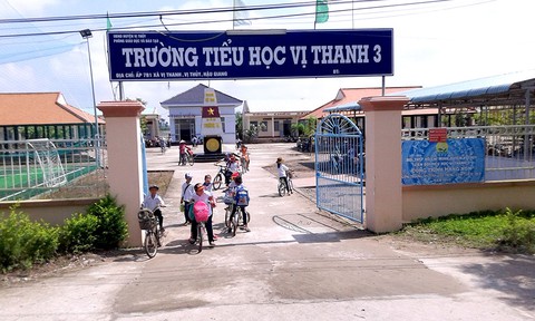 Bị thu hồi phụ cấp, giáo viên phản ứng - Ảnh 1. Bị thu hồi phụ cấp, giáo viên phản ứng - Ảnh 1.
