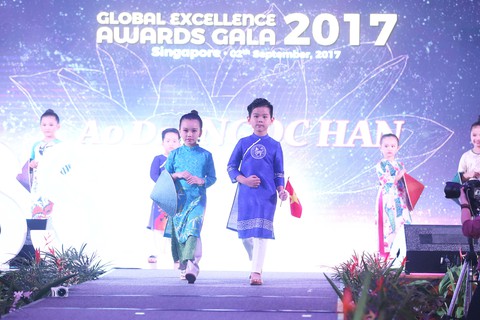 Hoàng tử Malaysia trao cúp vinh danh cho đạo diễn thời trang Việt Nam - Ảnh 4. Hoàng tử Malaysia trao cúp vinh danh cho đạo diễn thời trang Việt Nam - Ảnh 4.