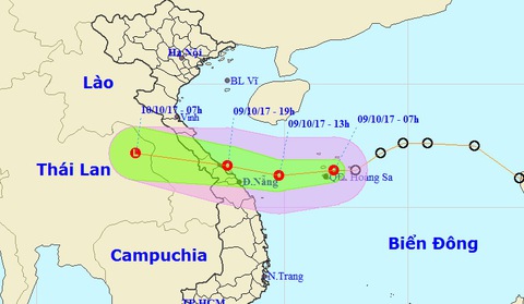 Áp thấp nhiệt đới di chuyển nhanh, miền Trung mưa lớn - Ảnh 1. Áp thấp nhiệt đới di chuyển nhanh, miền Trung mưa lớn - Ảnh 1.