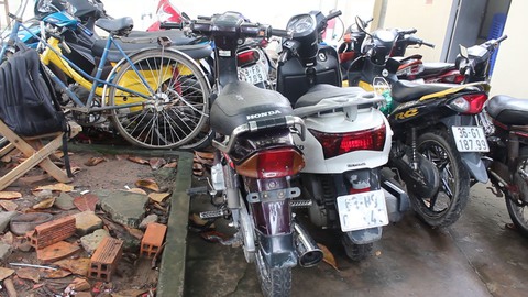 Bắt hai nghi phạm chuyên cướp xe máy của người đi đường - Ảnh 1. Bắt hai nghi phạm chuyên cướp xe máy của người đi đường - Ảnh 1.
