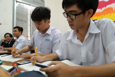 Thầy trò lúng túng ôn thi THPT quốc gia - Ảnh 1. Thầy trò lúng túng ôn thi THPT quốc gia - Ảnh 1.