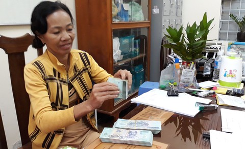 Bà Tuyết nhận 200 triệu đầu tiên sau 6 năm trúng số - Ảnh 1. Bà Tuyết nhận 200 triệu đầu tiên sau 6 năm trúng số - Ảnh 1.