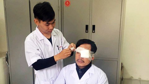 Cấp cứu người bị tai nạn, một bác sĩ bị đánh gãy sống mũi - Ảnh 1. Cấp cứu người bị tai nạn, một bác sĩ bị đánh gãy sống mũi - Ảnh 1.