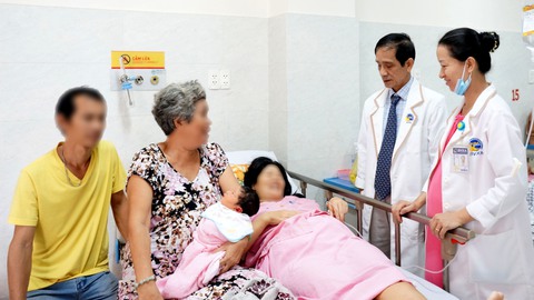 Phẫu thuật cứu sống hai mẹ con sản phụ - Ảnh 1. Phẫu thuật cứu sống hai mẹ con sản phụ - Ảnh 1.