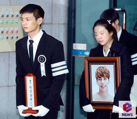 SHINee, SNSD, SJ thẫn thờ đưa tang Jonghyun - Ảnh 3. SHINee, SNSD, SJ thẫn thờ đưa tang Jonghyun - Ảnh 3.