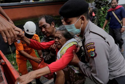 Indonesia tăng thêm 100 xe buýt chở du khách khỏi Bali - Ảnh 2. Indonesia tăng thêm 100 xe buýt chở du khách khỏi Bali - Ảnh 2.