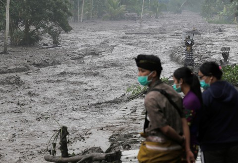 Indonesia tăng thêm 100 xe buýt chở du khách khỏi Bali - Ảnh 4. Indonesia tăng thêm 100 xe buýt chở du khách khỏi Bali - Ảnh 4.
