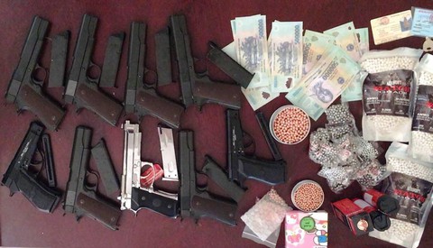 Bắt thanh niên bán hàng trăm khẩu súng - Ảnh 1. Bắt thanh niên bán hàng trăm khẩu súng - Ảnh 1.