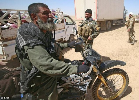 Huyền thoại bắn tỉa khủng bố ở Iraq tử trận - Ảnh 3. Huyền thoại bắn tỉa khủng bố ở Iraq tử trận - Ảnh 3.