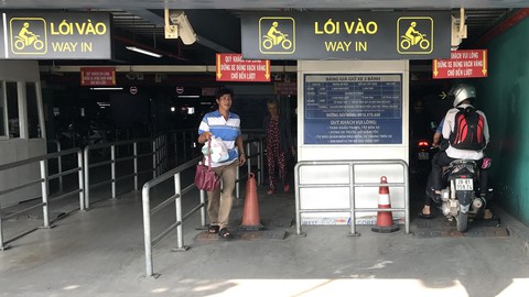 Tăng giá giữ xe sân bay Tân Sơn Nhất theo lộ trình - Ảnh 1. Tăng giá giữ xe sân bay Tân Sơn Nhất theo lộ trình - Ảnh 1.