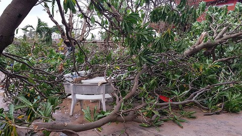 Bão quét Trường Sa, giàn pin mặt trời bị gió cuốn mất - Ảnh 1. Bão quét Trường Sa, giàn pin mặt trời bị gió cuốn mất - Ảnh 1.