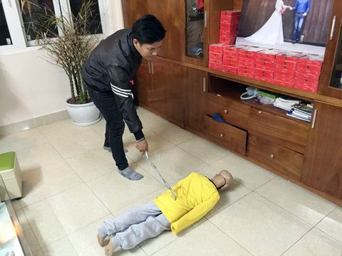 Mẹ kế thừa nhận dùng đũa vụt vào mặt con chồng - Ảnh 1. Mẹ kế thừa nhận dùng đũa vụt vào mặt con chồng - Ảnh 1.