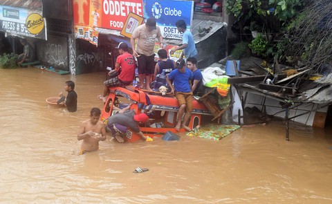Hơn 100 người thiệt mạng vì bão Tembin ở Philippines - Ảnh 1. Hơn 100 người thiệt mạng vì bão Tembin ở Philippines - Ảnh 1.