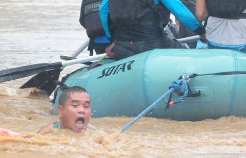 Hơn 100 người thiệt mạng vì bão Tembin ở Philippines - Ảnh 2. Hơn 100 người thiệt mạng vì bão Tembin ở Philippines - Ảnh 2.
