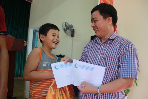 Tuổi Trẻ đưa hàng cứu trợ đến vùng lũ Bình Sơn - Quảng Ngãi - Ảnh 6. Tuổi Trẻ đưa hàng cứu trợ đến vùng lũ Bình Sơn - Quảng Ngãi - Ảnh 6.