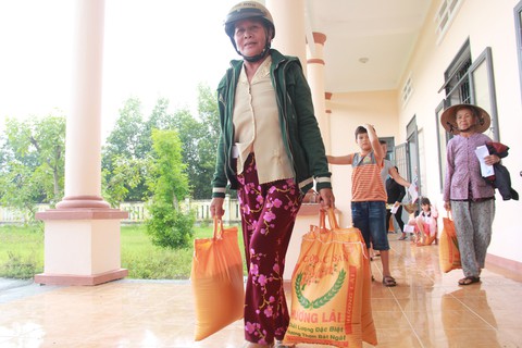 Tuổi Trẻ đưa hàng cứu trợ đến vùng lũ Bình Sơn - Quảng Ngãi - Ảnh 3. Tuổi Trẻ đưa hàng cứu trợ đến vùng lũ Bình Sơn - Quảng Ngãi - Ảnh 3.
