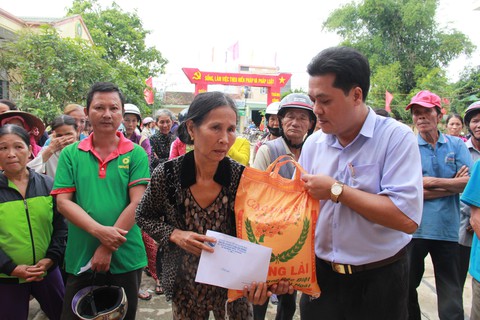 Tuổi Trẻ đưa hàng cứu trợ đến vùng lũ Bình Sơn - Quảng Ngãi - Ảnh 4. Tuổi Trẻ đưa hàng cứu trợ đến vùng lũ Bình Sơn - Quảng Ngãi - Ảnh 4.