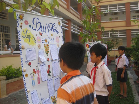 Ngày 20-11, nhớ một thời... treo báo trên cây! - Ảnh 1. Ngày 20-11, nhớ một thời... treo báo trên cây! - Ảnh 1.